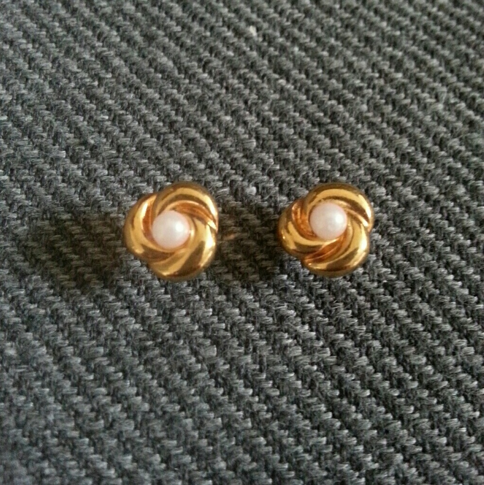 Vintage Gold Stud w Pearl